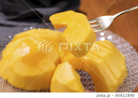 カットしたパパイアをフォークで食べる 90922890