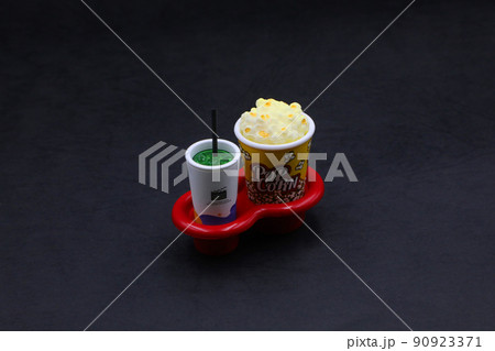 ポップコーンと飲み物　映画　イメージ 90923371