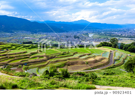 姨捨の棚田と千曲川と飯綱山 90923401