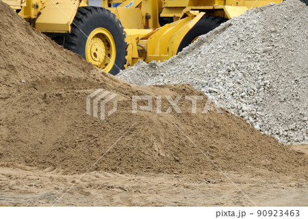 砂、残土、ショベルカー、資材置き場、土木、工事現場、工事、建設業、現場、土 90923463