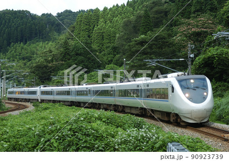 北陸本線　石動ー倶利伽羅　JR西日本　681系　W01+W13編成（金沢）　はくたか 90923739