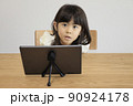 タブレットで動画を見る女子小学生 (7歳) 90924178
