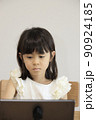 タブレットで動画を見る女子小学生 (7歳) 90924185