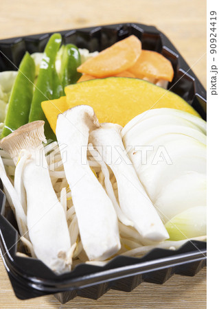 新鮮な鉄板焼き用の生野菜セット 90924419