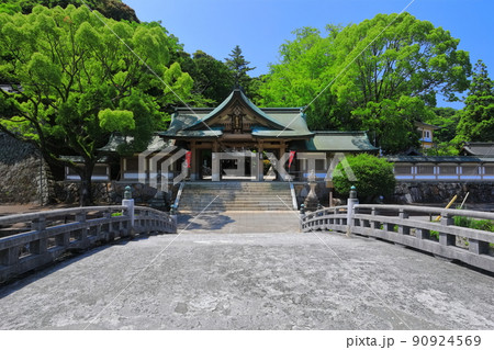 【愛媛県】新緑の和霊神社　神門 90924569