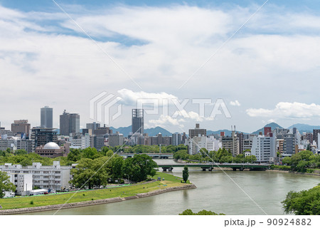 広島市の川辺と街並み 広島市の川辺と街並み 90924882