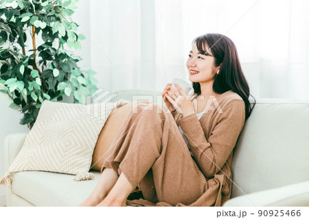 コーヒー・お茶を飲む女性(温活・ソファ) コーヒー・お茶を飲む女性(温活・ソファ) 90925466