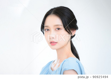 こちらをじっと見る美しい女性 こちらをじっと見る美しい女性 90925494