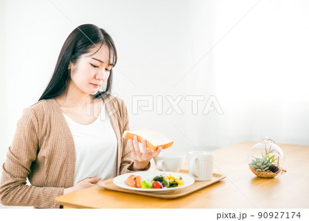 食パンを食べる女性(食欲不信・食べれない) 食パンを食べる女性(食欲不信・食べれない) 90927174