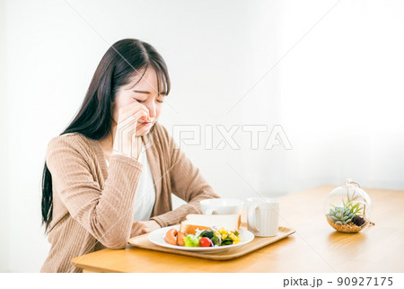 眠くて朝食を食べられない女性(拒食症・食欲不振) 眠くて朝食を食べられない女性(拒食症・食欲不振) 90927175
