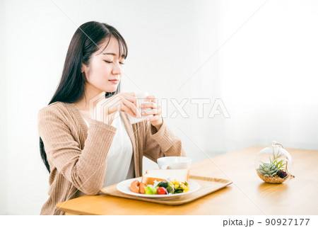 眠くて朝食を食べられない女性(低血糖・食欲不振) 眠くて朝食を食べられない女性(低血糖・食欲不振) 90927177