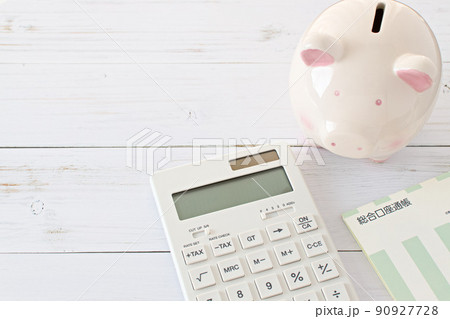白い電卓と通帳とブタの貯金箱 90927728
