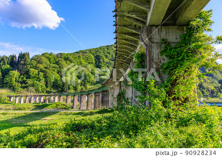 秋の全面開通を心待ちにしている、只見線不通区間の風景 90928234