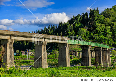 秋の全面開通を心待ちにしている、只見線不通区間の風景 90928235