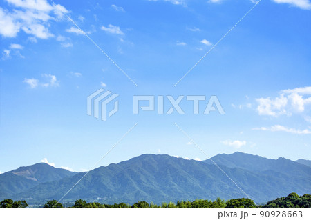 青空と雲と山並み 90928663