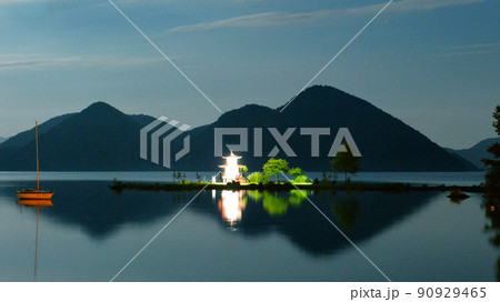 夜の洞爺湖と浮見堂 90929465