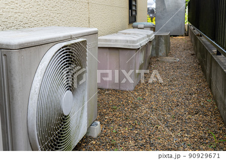 住宅の裏にある室外機や物置 90929671