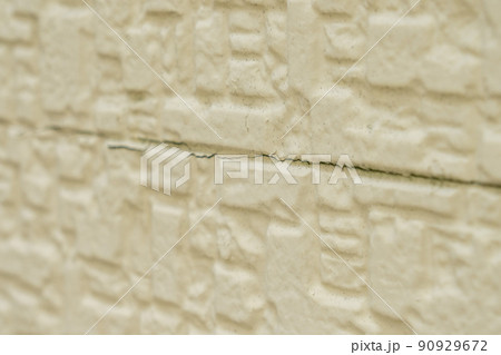 住宅の劣化した外壁塗装のひび剥がれ 90929672