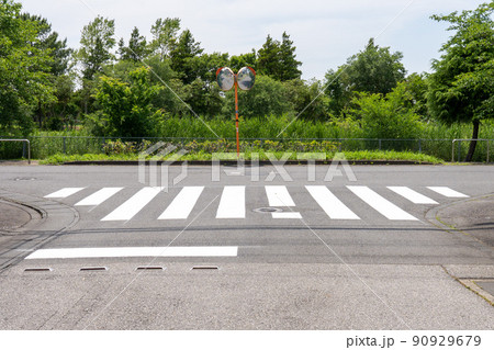 住宅街の新しい横断歩道 住宅街の新しい横断歩道 90929679
