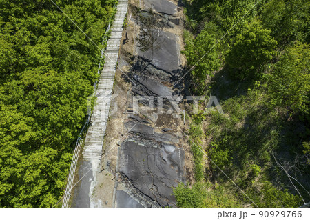 洞爺 西山山麓火口を空撮(断層化した道) 洞爺 西山山麓火口を空撮(断層化した道) 90929766