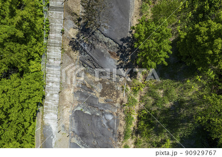 洞爺 西山山麓火口を空撮（断層化した道） 90929767