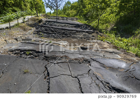 洞爺 西山山麓火口を空撮（断層化した道） 90929769