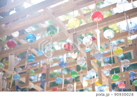 カラフルな風鈴 90930028