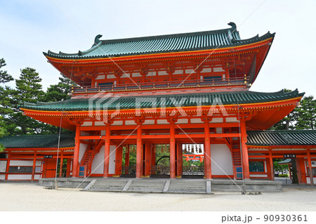 初夏に参拝した京都市平安神宮應天門から大鳥居を望む 初夏に参拝した京都市平安神宮應天門から大鳥居を望む 90930361