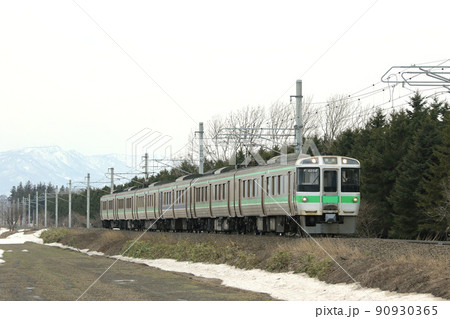 手稲山をバックに駆ける　学園都市線　札沼線　普通列車　721系 90930365