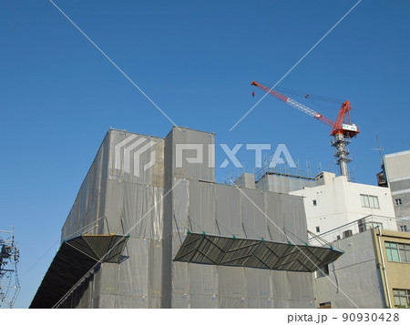 養生足場とタワークレーン(ビル解体) 養生足場とタワークレーン(ビル解体) 90930428