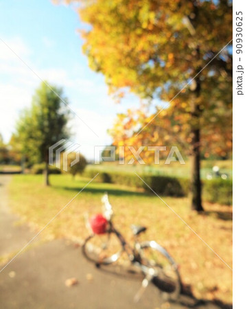 背景用ボカシ素材・色づく樹と自転車の景色 90930625