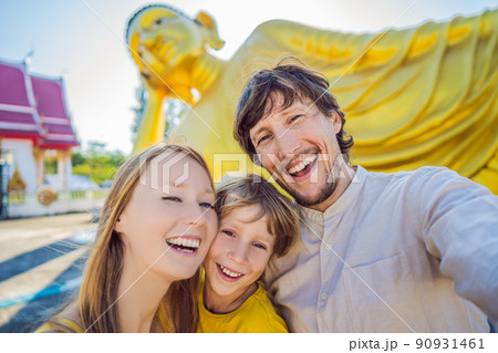 Happy tourists mother, father and son on background ofLying Buddha statue Happy tourists mother, father and son on background ofLying Buddha statue 90931461