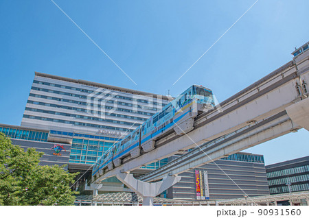 小倉駅の小倉城口(南口)とモノレール 小倉駅の小倉城口(南口)とモノレール 90931560