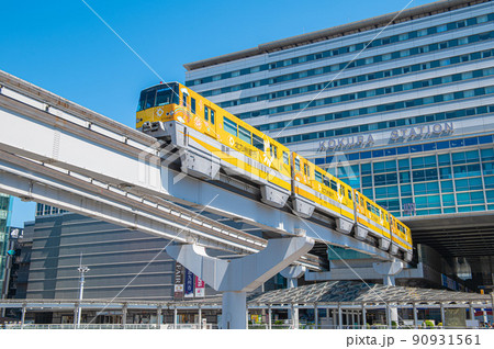 小倉駅の小倉城口(南口)とモノレール 小倉駅の小倉城口(南口)とモノレール 90931561