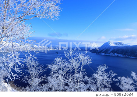 北海道　摩周湖　朝日を浴びて輝く樹氷 90932034
