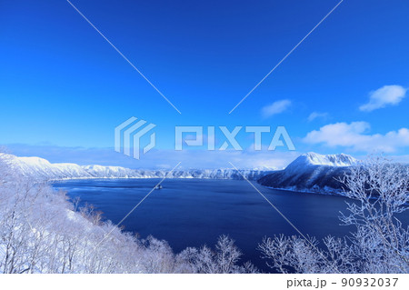 北海道　摩周湖　朝日を浴びて輝く樹氷 90932037