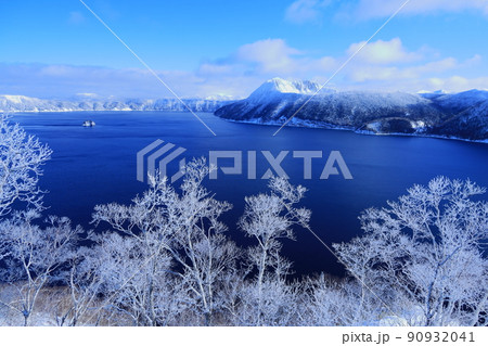 北海道　摩周湖　朝日を浴びて輝く樹氷 90932041