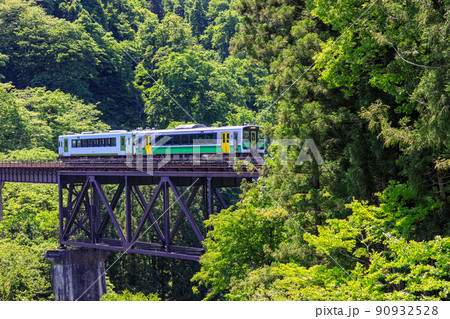 新緑の滝谷川橋梁を通過する只見線の風景 90932528