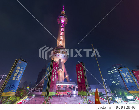 中国上海・ライトアップされた夜の東方明珠塔 中国上海・ライトアップされた夜の東方明珠塔 90932946