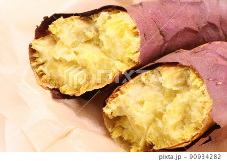 焼き芋　紅優甘　べにゆうか　紅はるか　2つに割ったところ　甘い 90934282