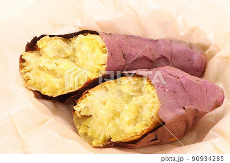 焼き芋 紅優甘 べにゆうか 紅はるか 2つに割ったところ 甘い 焼き芋 紅優甘 べにゆうか 紅はるか 2つに割ったところ 甘い 90934285