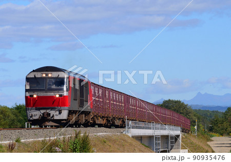 夕張岳をバックに真新しい橋梁を渡る馬鈴薯専用の臨時貨物列車 夕張岳をバックに真新しい橋梁を渡る馬鈴薯専用の臨時貨物列車 90935476