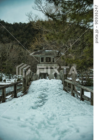 滋賀県　三島池の雪景色　2022年2月 90936247
