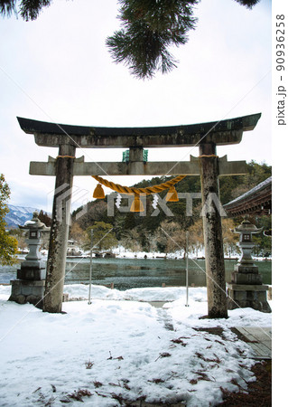 三島池　冬の三島神社 90936258