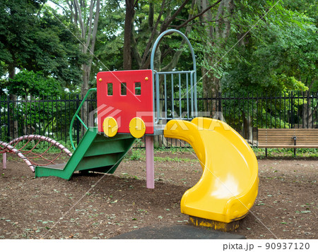 公園の遊具 90937120