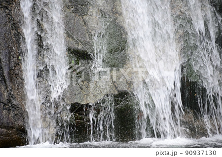岩肌を下る滝水 岩肌を下る滝水 90937130