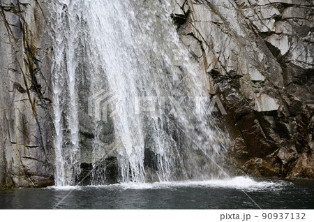 岩肌を下る滝水 岩肌を下る滝水 90937132