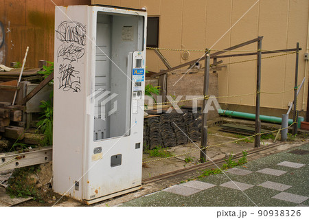 中身が無くなった古い自動販売機 90938326