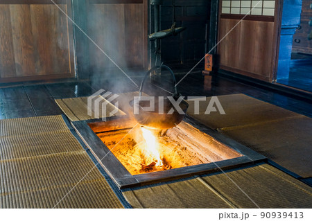 のんびり囲炉裏の火(世田谷区次大夫堀公園民家園) のんびり囲炉裏の火(世田谷区次大夫堀公園民家園) 90939413