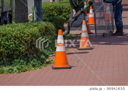 街路樹の剪定と飛散防止ガード 90941650